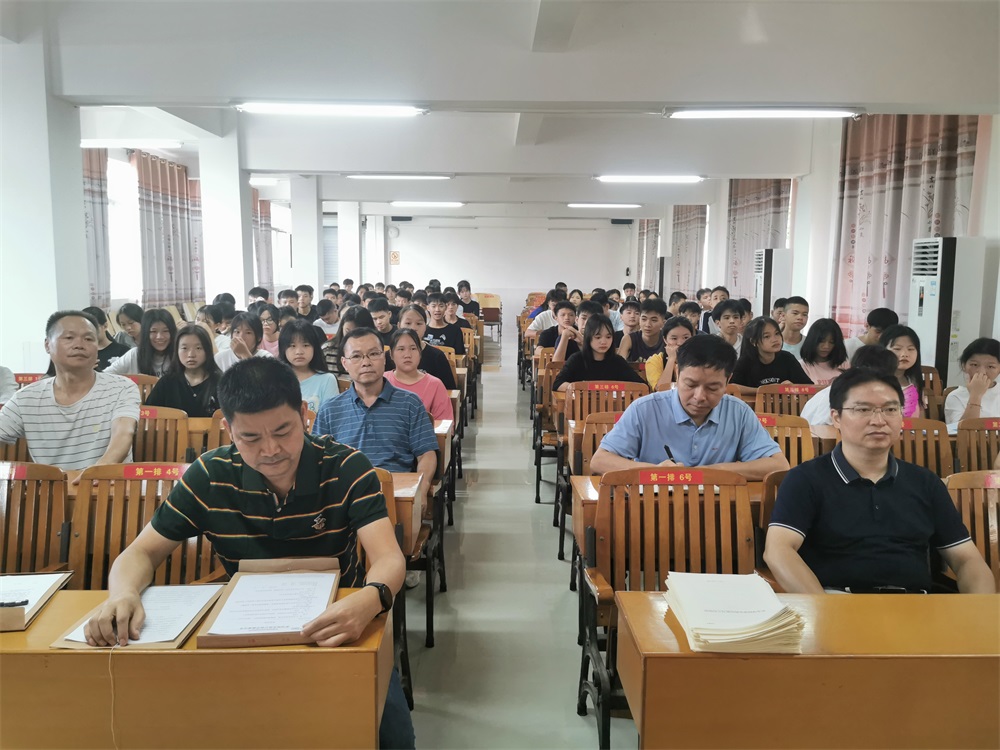 21级电商班实习动员会 (9).jpg 21级电商班实习动员会 (9).jpg