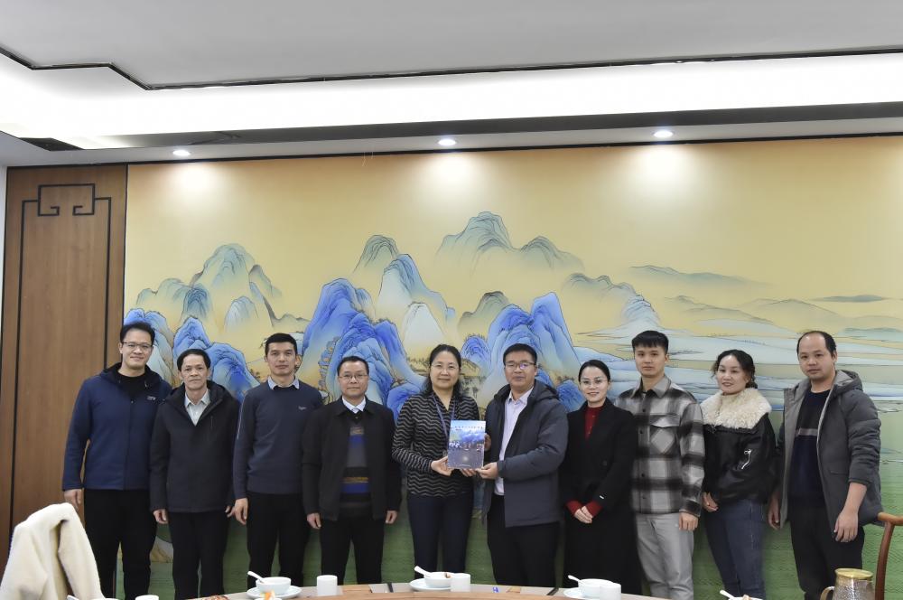 6.纪委黄德英书记(右五)代表学校给覃志坚副校长(左五)赠送《铜鼓文化与铜鼓演奏》教材(1).jpg 6.纪委黄德英书记(右五)代表学校给覃志坚副校长(左五)赠送《铜鼓文化与铜鼓演奏》教材(1).jpg