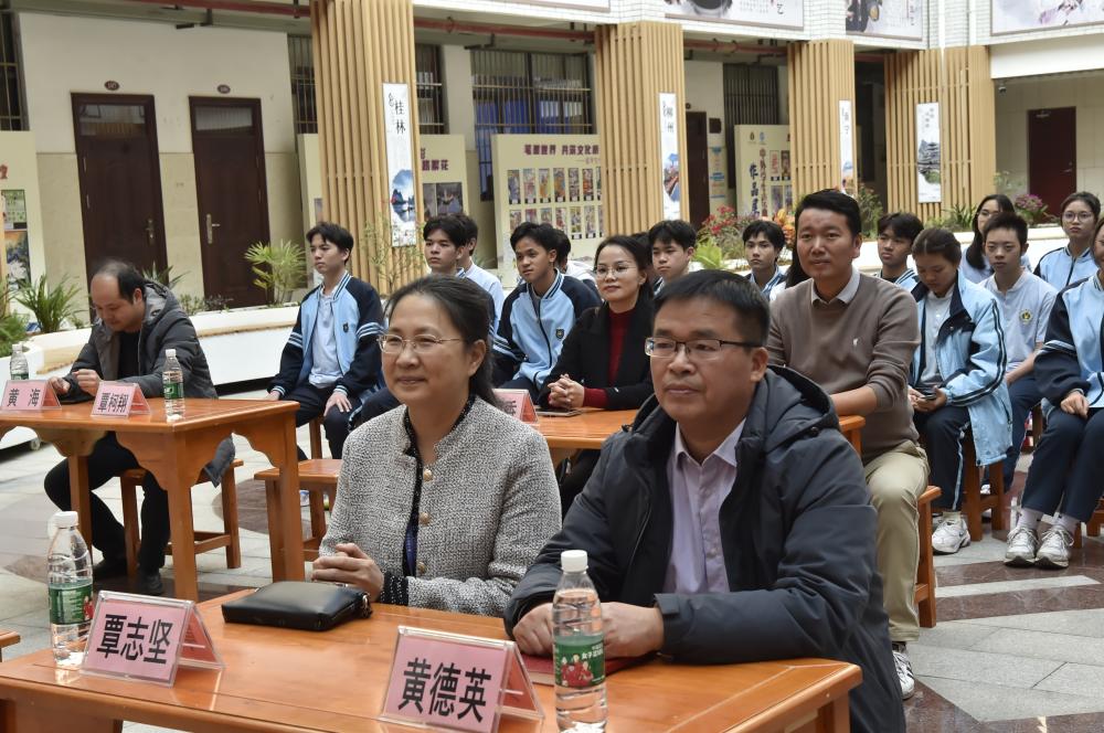 5.覃志坚副校长(前左)与纪委黄德英书记(前右)在活动现场主席台上就座(1).jpg 5.覃志坚副校长(前左)与纪委黄德英书记(前右)在活动现场主席台上就座(1).jpg