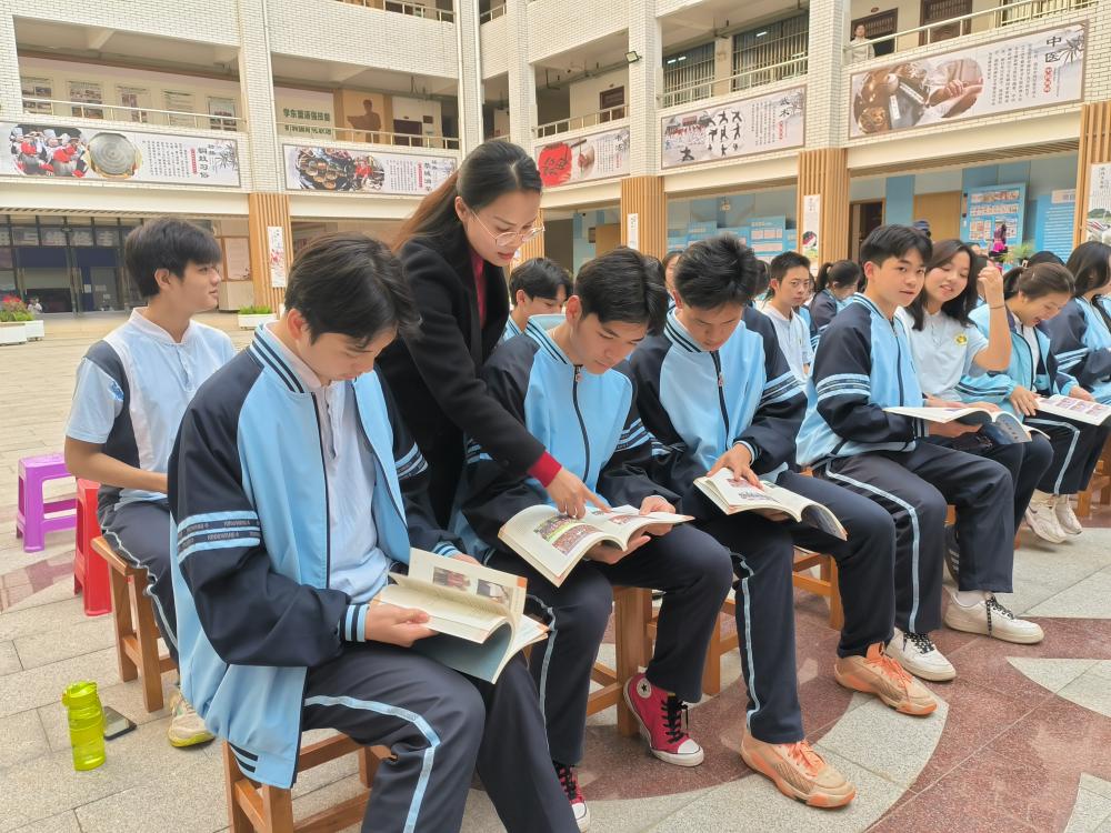 13.黄银香老师(站立,右手指示教材者)指导外国留学生阅读《铜鼓文化与铜鼓演奏》教材(1).jpg 13.黄银香老师(站立,右手指示教材者)指导外国留学生阅读《铜鼓文化与铜鼓演奏》教材(1).jpg