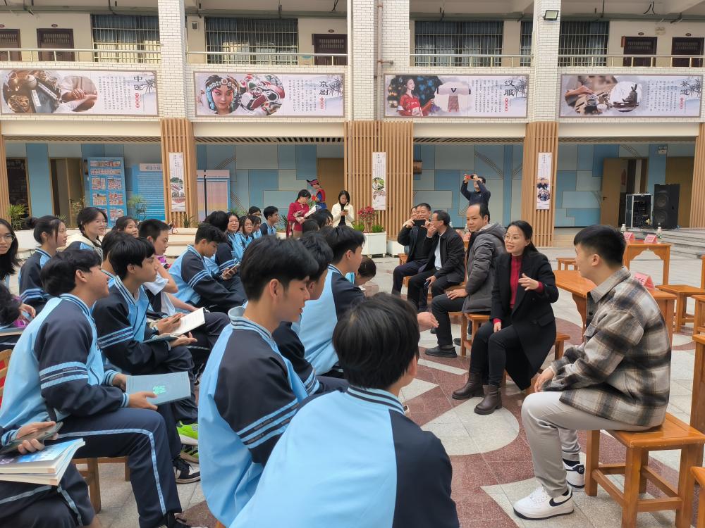 17.巴马民师教师(右)与外国留学生座谈交流(1).jpg 17.巴马民师教师(右)与外国留学生座谈交流(1).jpg